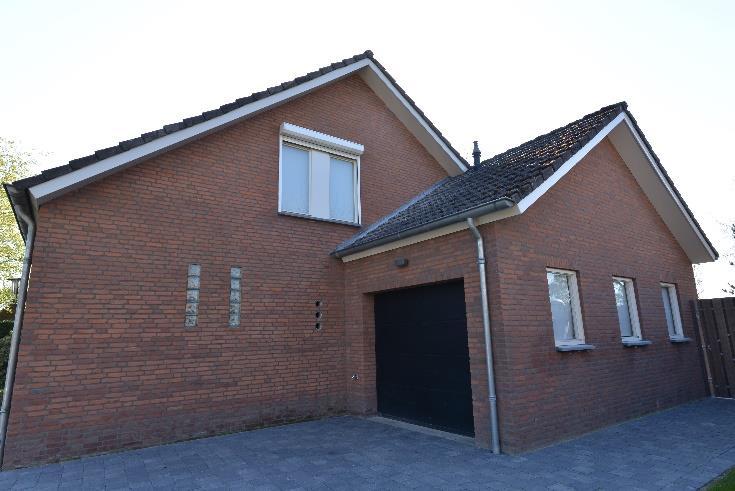 Garage Vanuit de keuken is er toegang tot de inpandige, geïsoleerde garage, voorzien van een tegelvloer en moderne vernieuwde