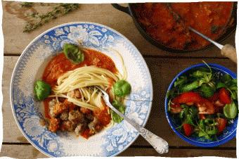 Hoofdgerecht Spaghetti met Italiaanse worst in tomatensaus en sla.