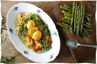 Vegetarisch Hoofdgerecht Quinoa met paprika en rucola met gegrilde groene asperges en kruidige eitjes.