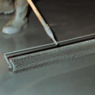 Verwerking Grondering Voor het afdichten met PCI Apoflex betonnen oppervlakken, cementdekvloeren en edelstaalflanzen of -hoeken met PCI Epoxigrund 390 gronderen.