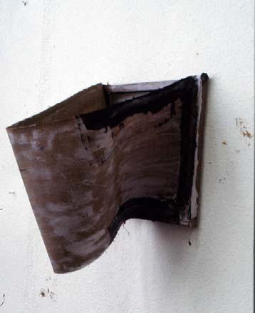 Vanaf 1981 volgt het experimenteren met het doordrukken van het spieraam, dat zichtbaar wordt op het doek.