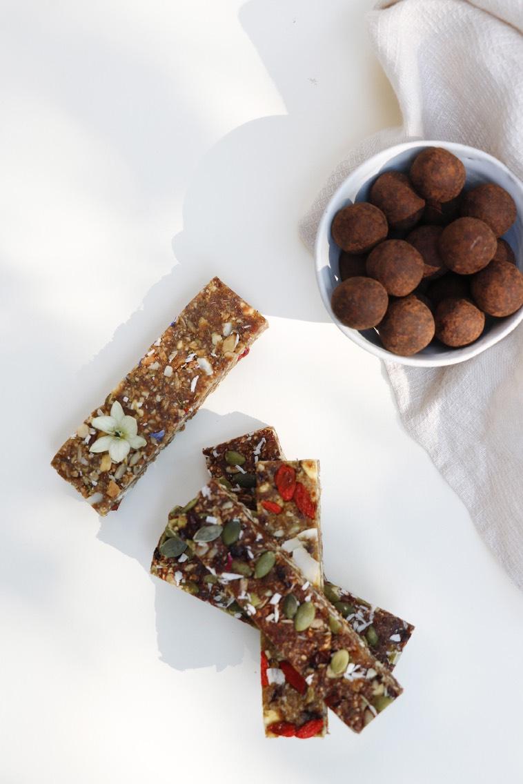 Summer House of ideas FOOD & DRINKS -Voor de 16 uur energybreak AN ENERGY BREAK Deze energy balls of granola bars geven je een boost en laden je weer op.