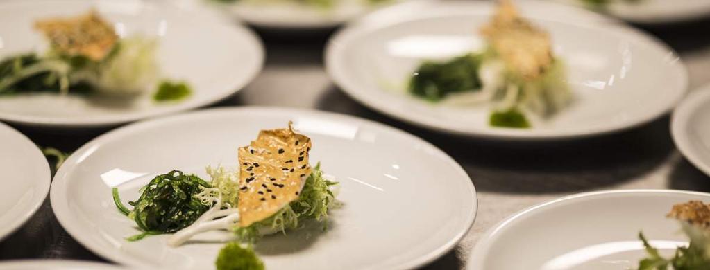 DINER Wij kunnen voor u een walking dinner op maat schrijven, rekening houdend met uw budget. Dit wordt dan uitgelopen in de door u gereserveerde ruimte, het zij de bar of één van onze zalen.