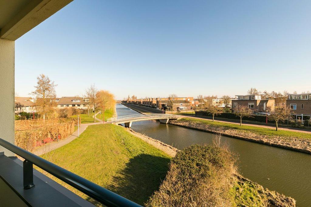 Marsmanplein 39 - Oud-Beijerland Hier woon je vrij en rustig maar toch met alles dichtbij In het verzorgde appartementencomplex De Kreek op de 2e verdieping gelegen, ruim en licht 3-kamer