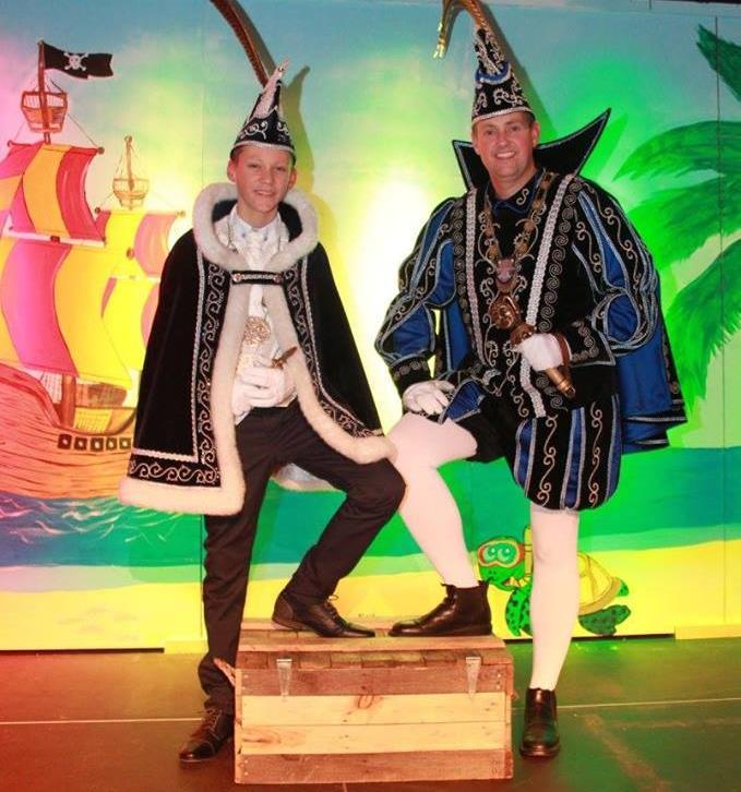 SJRAVELNUUTS Peter Janssen en Stef Welman nieuwe prinsen cv de Sjravelaire! Vorige week zaterdag stond de grote zitting op het carnavalsmenu.