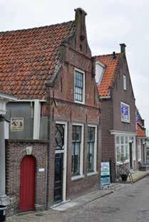 Op het adres Haven 1, direct aan de rechterzijde van restaurant "De Waegh", staat het oudste huis van Monnickendam. 5. Welk jaartal is in de stenen voorgevel van dit huis aangebracht? a. 1591 U b.