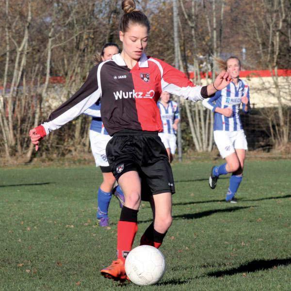 We vroegen het aan Elina Bokma (15) en Grietsje Herder (16). Zij startten dit seizoen bij BBC en wonen in Gytsjerk. Wij speelden vanaf de F-jes bij de voetbalclub van ons dorp.