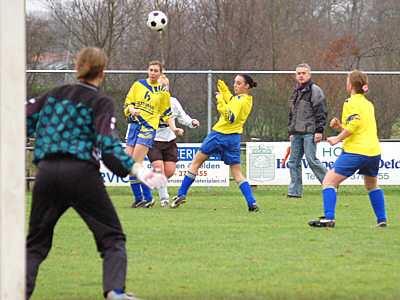 Na drie jaar stopt Henk van Geenen als assistenttrainer en leider bij SV Delden Da1. I n mei 2007 is SV Delden begonnen met het oprichten van een dameselftal.