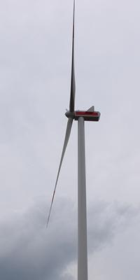 Een eerste windmolenproject met 3 windturbines werd gerealiseerd in Genoelselderen en Membruggen.