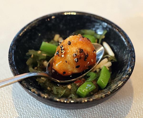 lauwwarme koningskrab karamel sesam soja oosterse salade