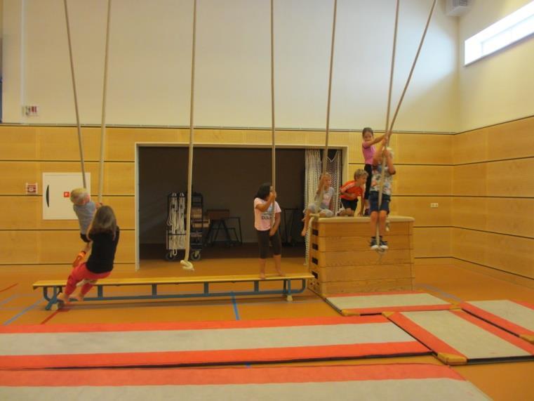 Gymnastiek Op dinsdag en donderdag Gymdocent aanwezig Douchen is