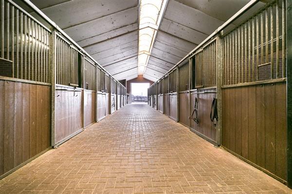 Hippische accommodatie: Schuur 1: De vrijstaande, voormalige ligboxenstal is thans in gebruik als paardenstal.