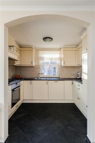 De royale keuken is voorzien van tegelvloer met vloerverwarming, stucwerk wanden en