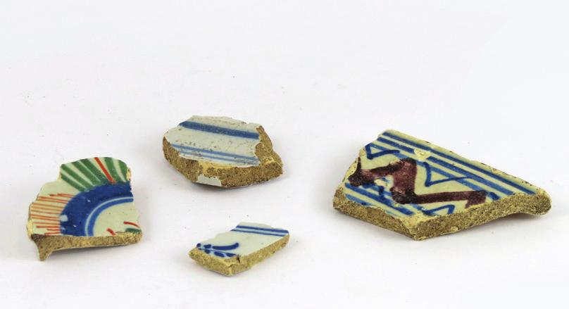 Steengoed is harder, steviger en minder poreus. Op de foto ziet men steengoed van ca. 1450-1600.