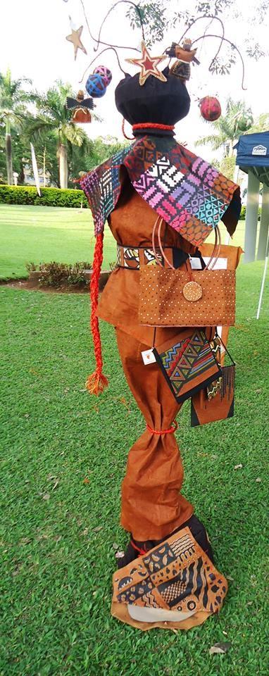 Hippe modeartikelen uit traditioneel materiaal Het Oegandese Easy Africa Designs Ltd. (EAD) ontwerpt modeartikelen en geschenken uit Barkcloth, materiaal gemaakt uit een specifiek type boomschors.