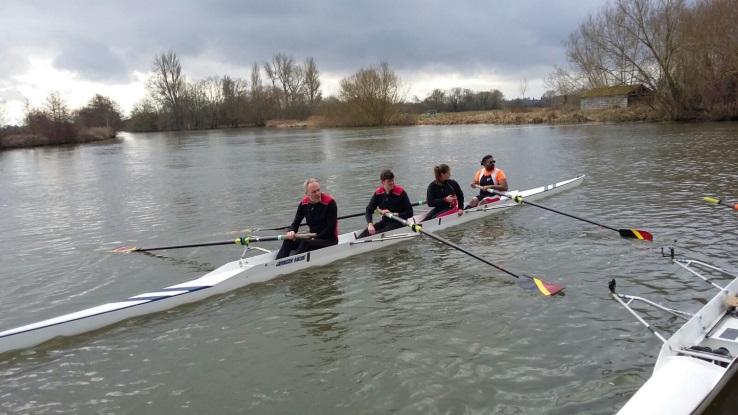 Nabij Shiplake College was er 6 km om 2 gestuurde en één ongestuurde vier (type Janousek/Stampfli) uit te testen. Het was een hele ervaring in het Walhalla van de Engelse roeisport.