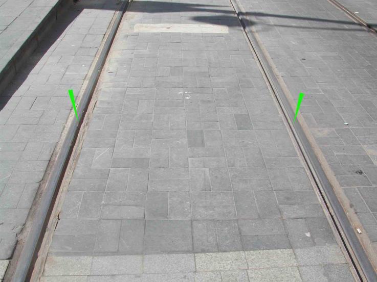 Beschrijving: De tramsporen of tramrails worden opgenomen en voorgesteld in de laag «CT21L» door middel van grafische elementen van het type «Lijn».