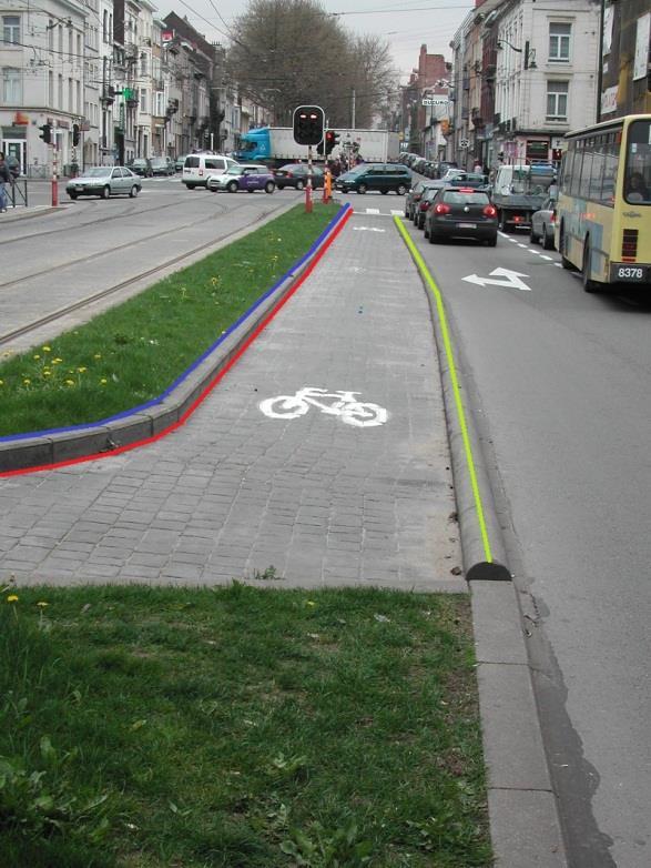 De randen van de fietspaden die niet gemeenschappelijk zijn met andere delen van de weg, worden voorgesteld in de laag «BR0102L» (rode lijn).