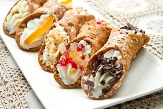 Nagerechten / Dolci Cannoli Siciliani (koekje met een vulling van gesuikerde ricotta en citroen met naar keuze chocoladestukjes of gekonfijt fruit - huisbereid) 6,00 (2,4) Tiramisù (mascarpone,