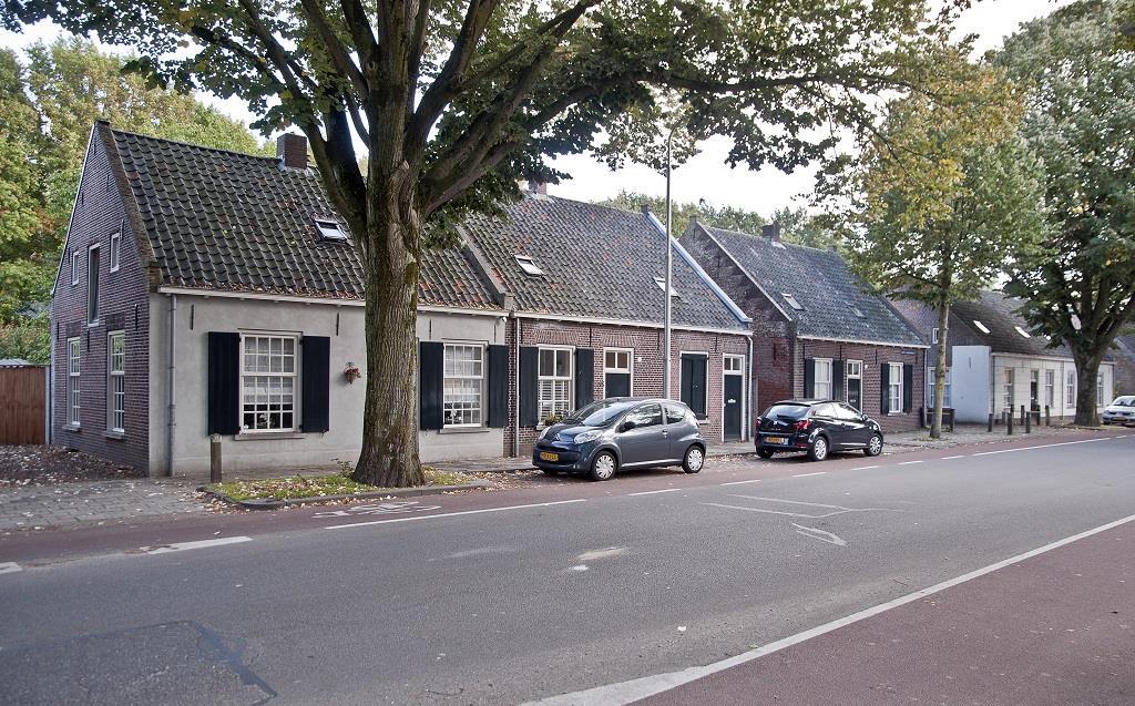 321 monument van de week 42 2018 Reitse Hoevenstraat 48-58 Deze wevershuisjes zijn rond 1883 gebouwd en zijn rijksmonument (vervolg). Het zijn lage huisjes zonder verdieping onder een pannen zadeldak.