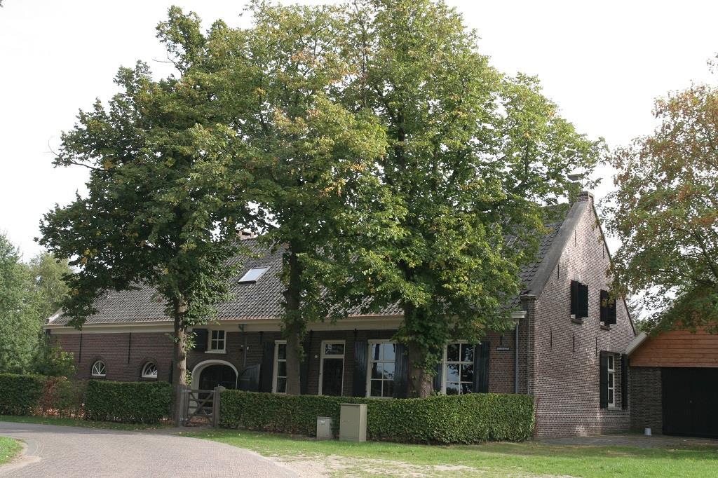 323 monument van de week 44 2018 Kommerstraat 2 Langgevelboerderij met Vlaamse schuur, bakhuis en waterput in Moerenburg. In oorsprong gaat dit gemeentelijke monument wellicht terug tot de 18 e eeuw.