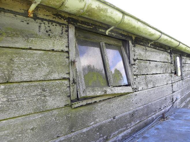 Vóór de aanwezige ramen zijn luiken met een kram en spie vast gezet. Desgewenst kunnen die luiken worden verwijderd en kunnen de ramen op een kier worden uitgezet.