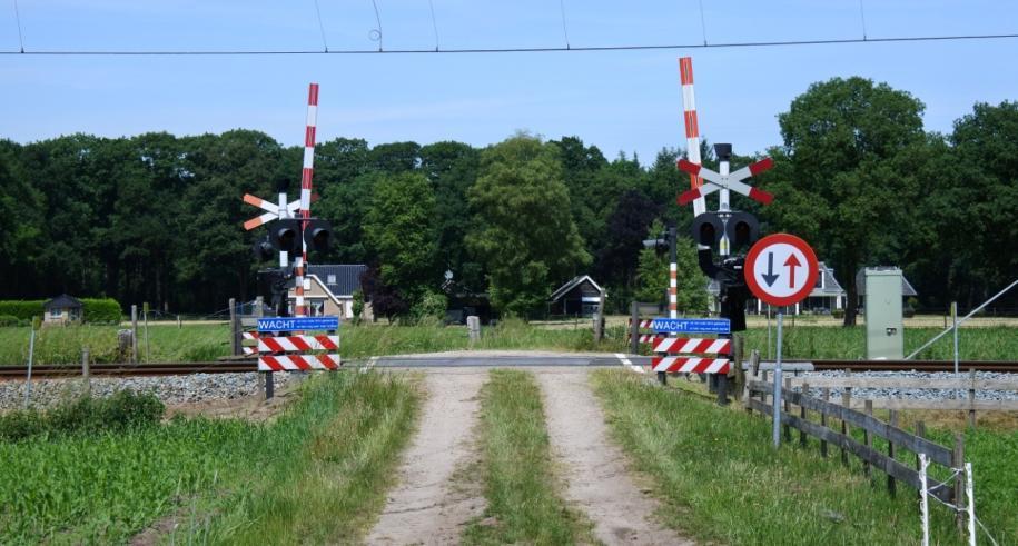 2. De overweg Het Lage Veld in Dalfsen De overweg waarop het ongeval plaatsvond, vormt de kruising tussen de spoorlijn Dalfsen Ommen en de weg Het Lage Veld.