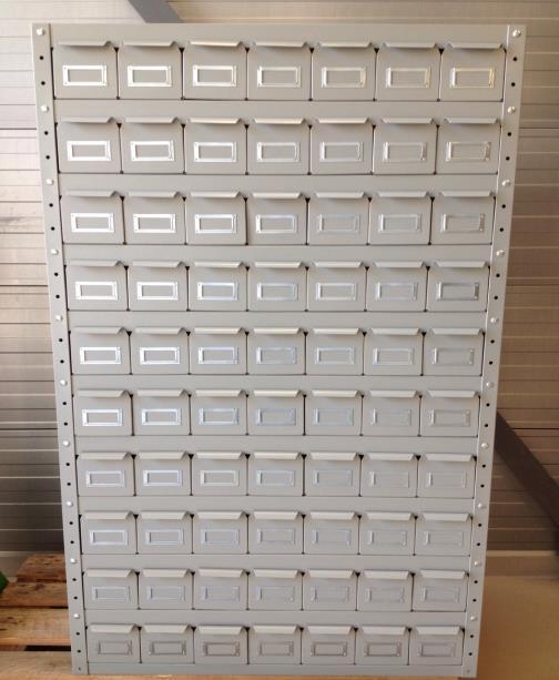 Stalen bakkenkasten Plaatstalen kasten voorzien van hoogwaardige poedercoating RAL 7035. Afmeting 1530x940x300mm HxBxD.
