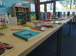 Alle leerkrachten presenteerden daarna het voorleesboek van de klas. Tijdens de Kinderboekenweek werd ook een succesvolle kinderboekenruilmarkt georganiseerd.