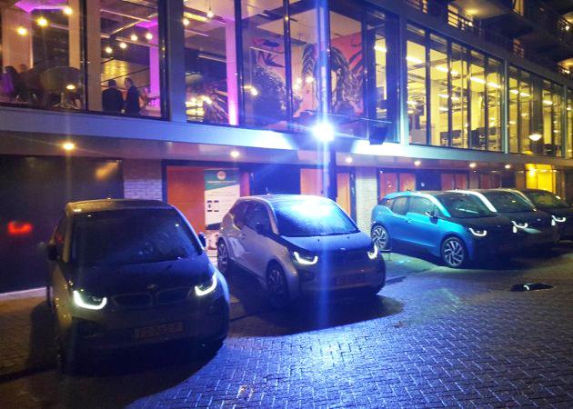 Duurzame mobiliteitsconcept voor bewoners en medewerkers Mobiliteitsconcept Vesteda De elektrische deelauto s zijn uitgestald tijdens het introductie evenement.