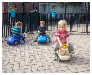 15. Dagindeling Een dag op Het Kabouterbos ziet er over het algemeen als volgt uit: 07.00-09.00 uur: Ontvangst ouders en kinderen. Ouders en leidsters wisselen informatie uit.