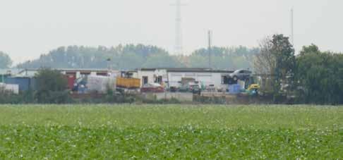 A26: losstaande bedrijvigheid in de open polder een met groen omsloten camping ten noorden daarvan: qua