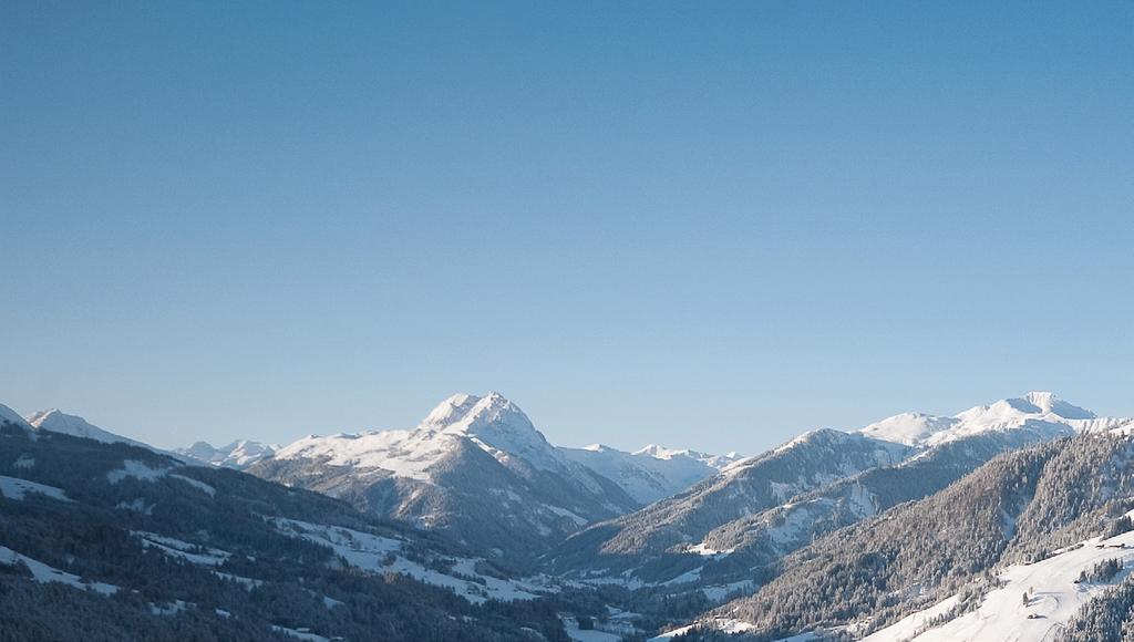 Donderdag MID Donderdag, 9:00 - ca. 14:00 uur Sneeuwschoenwandeling We wandelen een aantal hoogtemeters op onze sneeuwschoenen door het betoverende winterlandschap van Brixen.