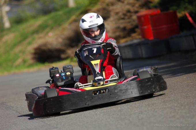 Doe je dat al lang? Ongeveer 2 jaar. Hoe ben je daarmee begonnen? Mijn papa reed vroeger ook vaak met een kart en vond dat erg plezant.