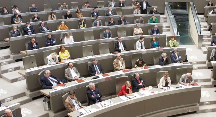 In de Vlaamse Regering zitten ten hoogste 11 ministers, die uit de