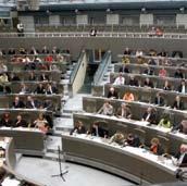 6 Het Vlaams parlement Het Vlaams Parlement lijkt wel een praatcafé! Wat doen die volksvertegenwoordigers daar eigenlijk? Wie zit er in het Vlaams Parlement?