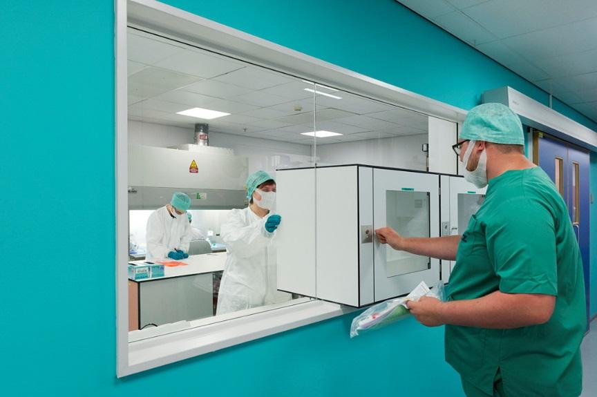 Annex 1, Personnel 4 Opleiding in steriele bereiding 4 Door gekwalificeerde opleiders (kwalificatie door laborant cel Q) - a/ Kledij - b/ Betreden cleanroom - c/ Reinigen LAF-kasten - d/ Aantrekken