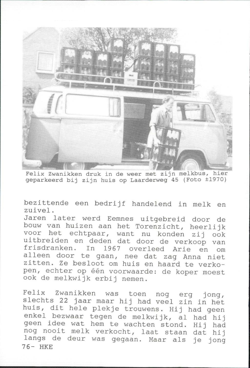 , ffl-t"'^- Felix Zwanikken druk in de weer met zijn melkbus, hier geparkeerd bij zijn huis op Laarderweg 45 (Foto ±1970) bezittende zuivel.