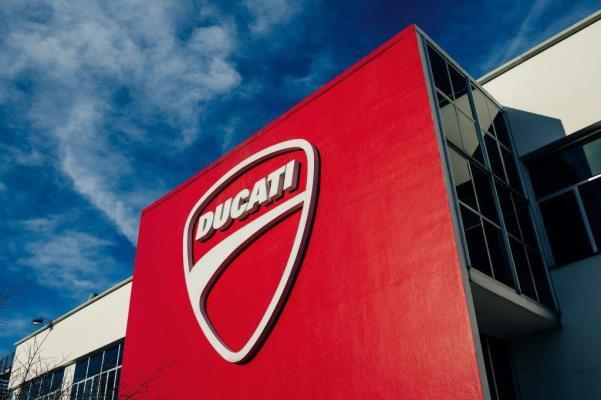 - Na de lunch brengt u een bezoek aan het bekende Ducati Fabriek en Museum waar u onder begeleiding van een gids een interessante rondleiding krijgt; Ontdek het verleden en de prestige van de