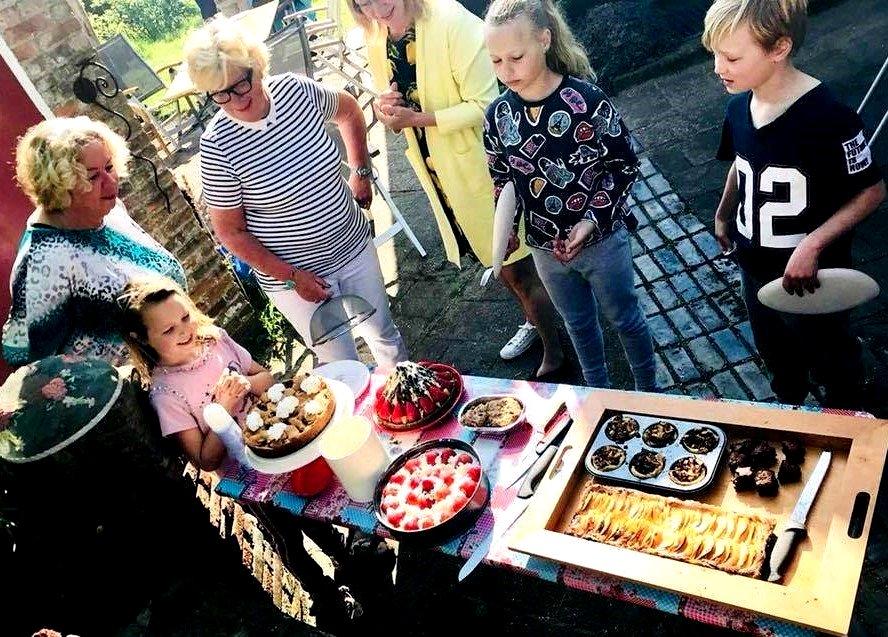 Onder het genot van een kopje koffie of thee en natuurlijk niet te vergeten de geweldige weersomstandigheden, heeft op 21 april de eerste versie van "Heel Kijkduin bakt" plaatsgevonden.