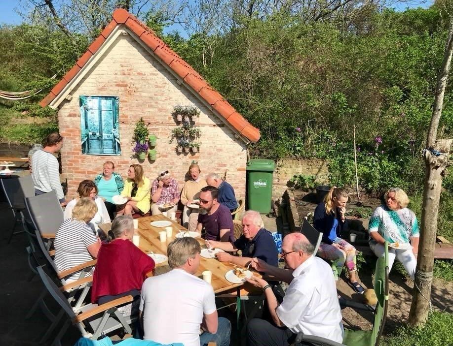 Hij was heerlijk! Van links af: Jos Burgwal, Arthur van Rijswijk, Ruud Schutte, Eric van Baarsel, Mirjam Halverhout SBK Bestuur Voorzitter Eric van Baarsel, Duinlaan 139, Tel.