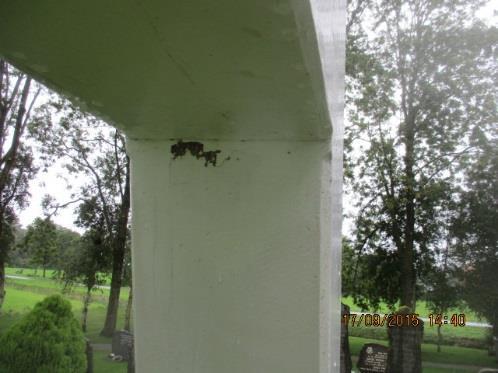 Losse delen pleisterwerk verwijderen, schoonmaken en aanhelen met een geschikte (zachte) pleistermortel. De klippen geheel afdekken met lood. Open aansluitingen en scheurvorming. 1.