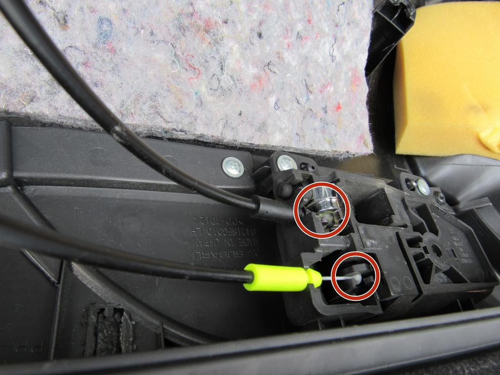 2009 Subaru Impreza WRX Front Speaker Replacement Stap 11 Koppel de laatste twee ruitbediening kabels die het deurpaneel aan te sluiten op het deurkozijn door te trekken, zowel uit hun kassen.