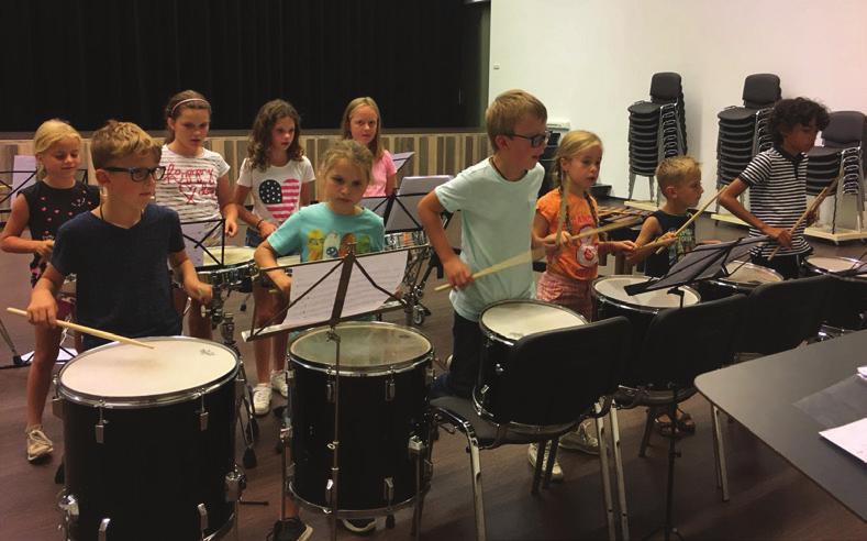 Er zullen ook enkele jonge slagwerksters, in opleiding bij onze vereniging, meelopen met vlaggen. Aansluitend zal de drumband o.l.v. Roy van Wersch om 15.