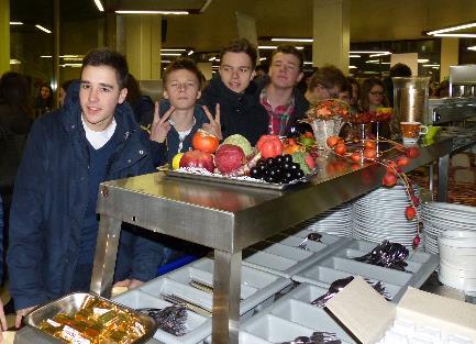 SCHOOLRESTAURANT De leerlingen van het derde jaar blijven verplicht op school tijdens de middagpauze.