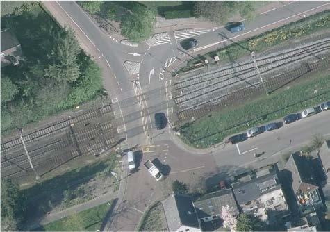 Op de eerstvolgende westelijk gelegen overweg bij Almijstraat/Schijfstraat/Spoorlaan/ Blokshekken is het anders geregeld dan op de Heusdensebaan: Daar is de