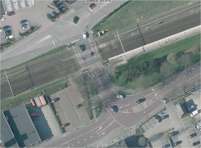 Afbeelding 6 Kruismarkering op kruispuntvlak (CROW, 2015) Afbeelding 7 Overweg