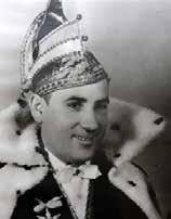 45 de gemeente Valkenswaard. Hij heeft het Carnaval in Striepersgat op een waardige wijze weten uitgedragen. Hij was Prins Carnaval in 1958 en 1959.