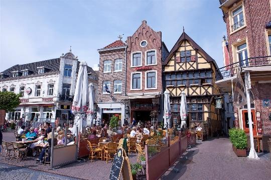 Sittard: middagmaal en geleid bezoek Er was/is ook Toon Hermans. Sittard, een stad om lief te hebben, vormt het centrum van de Westelijke Mijnstreek. Sittard is rijk aan monumenten en musea.