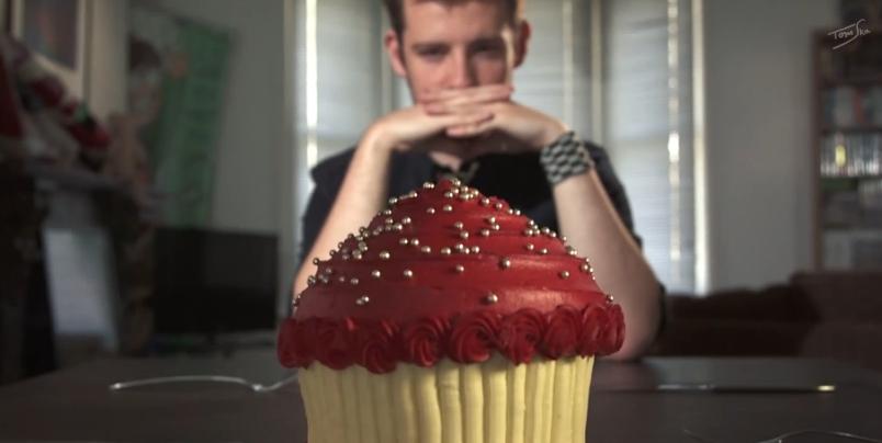 CAKE Bekijk het filmpje Cake van Tomska op Youtube: http://youtu.be/6bwju8dvfmk (image: http://youtu.be/6bwju8dvfmk) 1. Wat gebeurt er in het filmpje? Omschrijf het in minstens 20